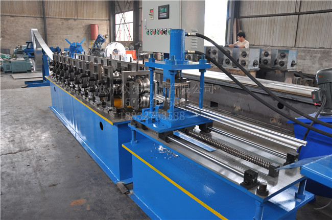 抗風(fēng)卷簾門壓型設(shè)